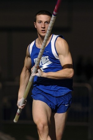 pole-vaulter-566165_640
