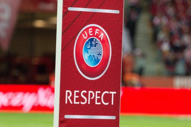 UEFA-Schild mit dem Schriftzug „Respect“