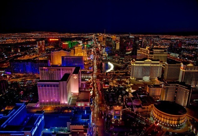 Die Werbung der Buchmacher ist ein wenig wie Las Vegas. Wer am hellsten leuchtet lockt die meisten neuen Spieler ins Haus.